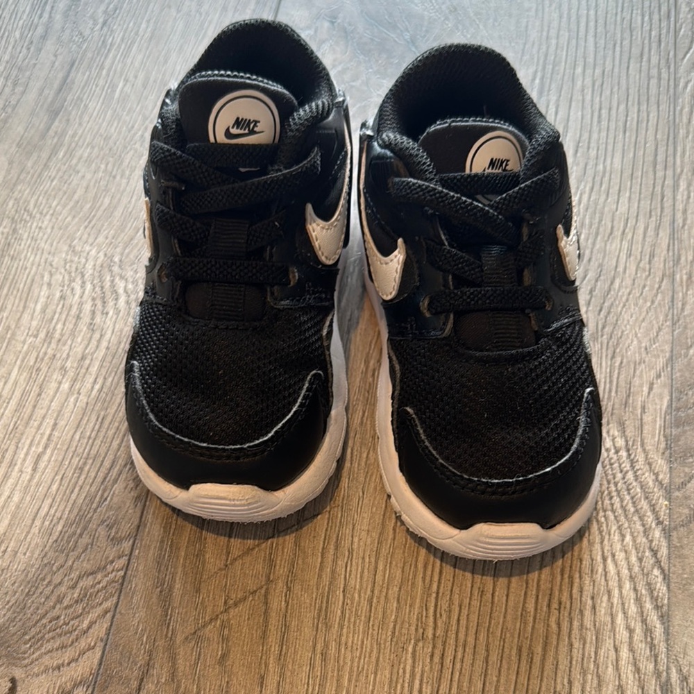 Nike Black and White no laces Sneakers for Everyday Comfort